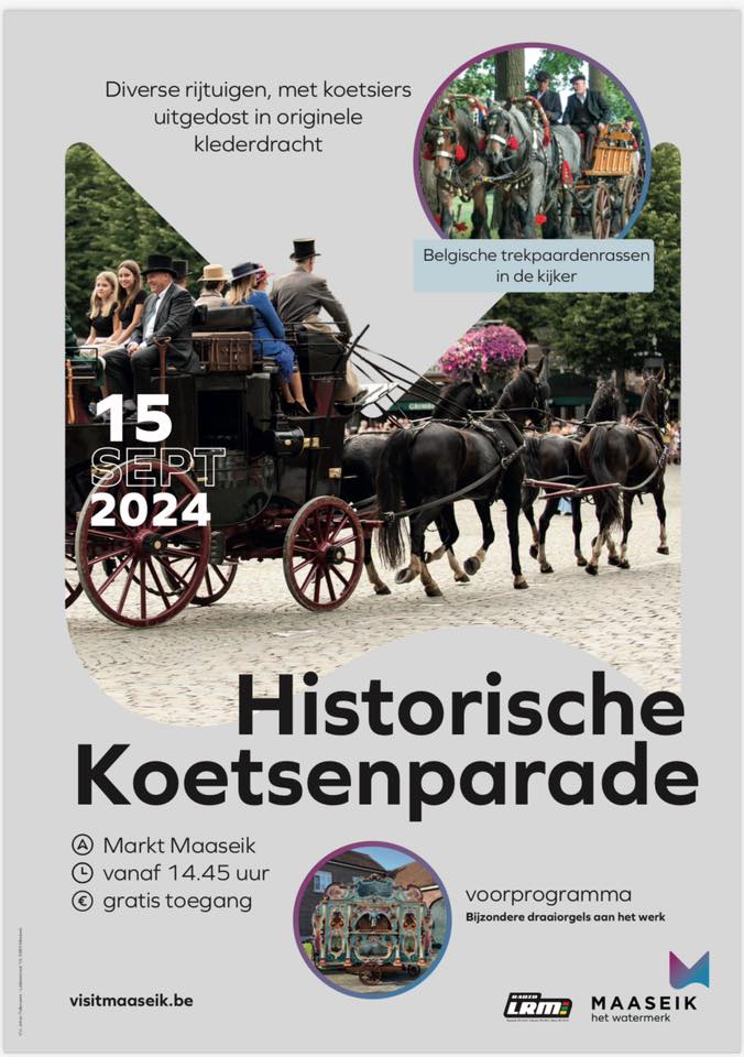 Historische Koetsenparade in Maaseik op 15 september 2024. Paardenkoetsen rijden door het centrum, koetsiers in historische klederdracht en hoeden, met het stadhuiscarillon op de achtergrond.